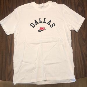 NIKE DALLAS SCRIPT TEE WHITE